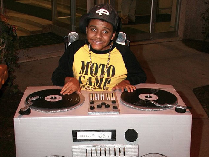 Fantasia para crianças com deficiência física: DJ
