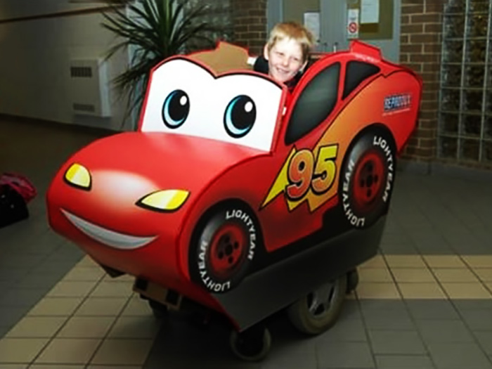 Fantasia para crianças com deficiência física: Light Mcqueen do Filme Carros