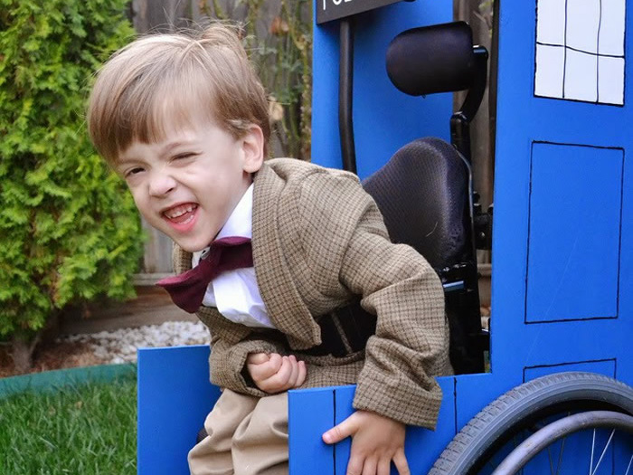 Fantasia para crianças com deficiência física: TARDIS de Doctor Whoo