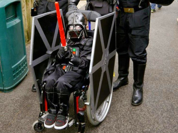 Fantasia para crianças com deficiência física: Tie Fighter de Star Wars