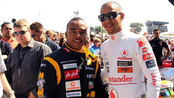 Nicolas e Lewis Hamilton em foto de 2011. irmão mais novo já havia corrido a Renault Clio Cup(Clive Rose/Getty Images)