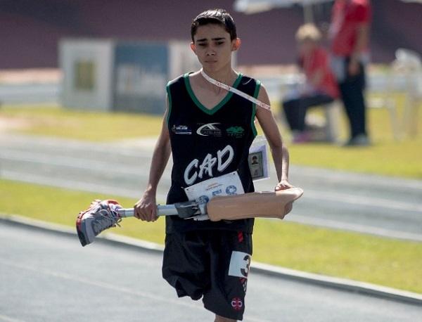 A perna mecânica de Gabriel Neris caiu logo após a largada dos 100 metros rasos e ele terminou a corrida num pé só