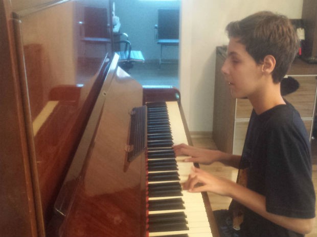 O piano é o instrumento musical predileto do adolescente de Guarapuava (Foto: Alana Fonseca/G1)
