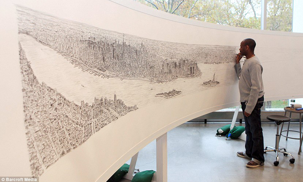 Stephen Wiltshire desenhando a cidade de Nova Iorque. Foto: Barcroft Media