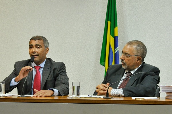Paulo Paim e Romário.