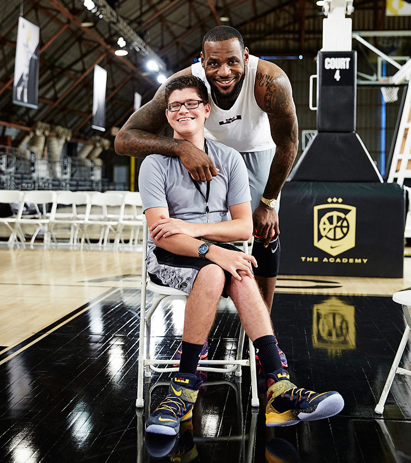 Matthew Walzer com o jogador de basquete americano LeBron James / Foto: Nike