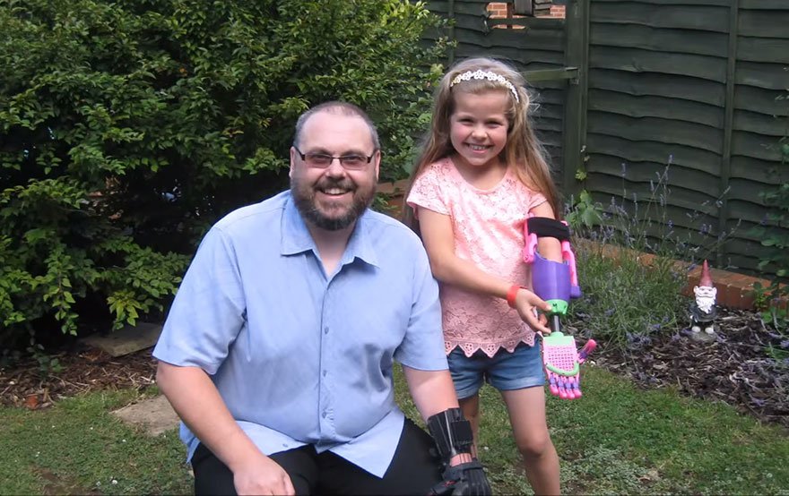 O esportista deficiente Stephen Davies e a pequena Isabella. Foto: Reprodução/YouTube