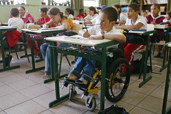 Imagem de um aluno cadeirante.