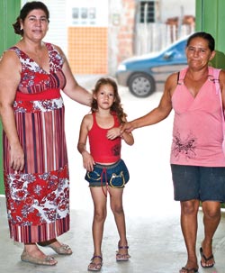 COMBATE À EVASÃO A diretora Virginia vai até as famílias para conscientizá-las sobre o valor da inclusão. Foto: Moreira Junior