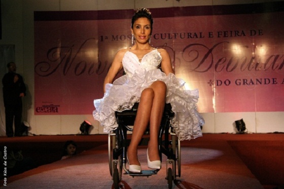 Modelo Caroline Marques: traje de noiva em um desfile inclusivo