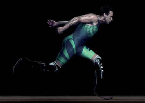 (Imagem ao lado: Oscar Pistorius convidado por Thierry Mugler para a recente campanha da colônia A*Men).