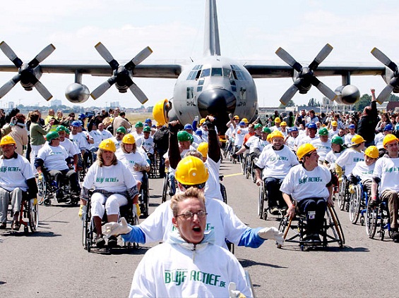 Por recorde, cadeirantes puxam avião militar na Bélgica