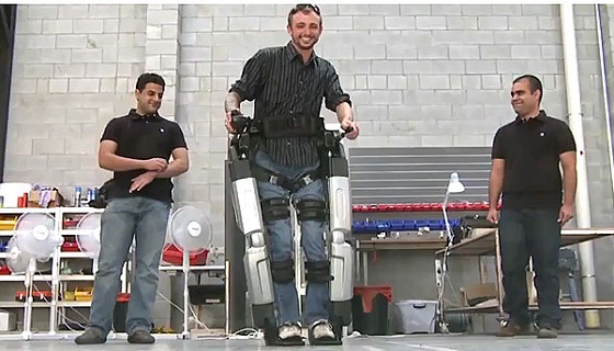 Medalhista paraolímpico caminha com pernas robóticas