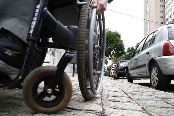 A odsséia de andar em uma cadeira de rodas na calçada