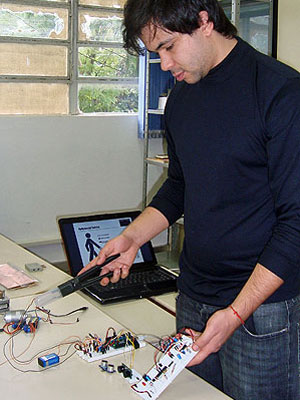 Guimarães criou o protótipo da bengala para seu trabalho de conclusão de curso