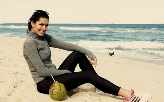 Brenda relaxa na praia de Ipanema