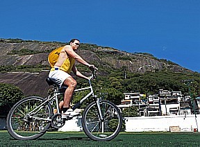 Sandro, cego desde os 7 anos, anda de bicicleta no Instituto Benjamin Constant, no Rio.