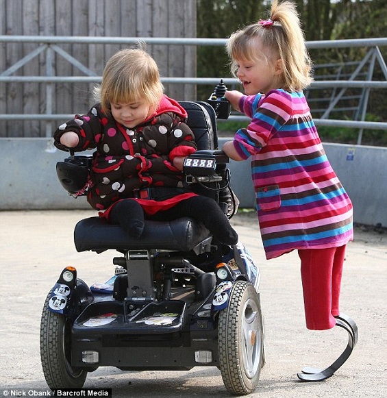 Ellie mostra a Charlotte como operar sua cadeira de rodas.
