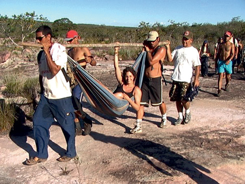 Adriana, carregada de liteira, na Chapada Diamantina (BA)