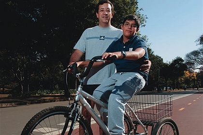 Ricardo e João Pedro no Ibirapuera: passeios de bicicleta e de moto