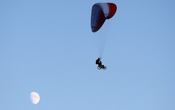 O instrutor Rob Sporrer acompanha Erik Burmeister, veterano que ficou paraplégico após acidente de moto, durante voo - Foto: NYT