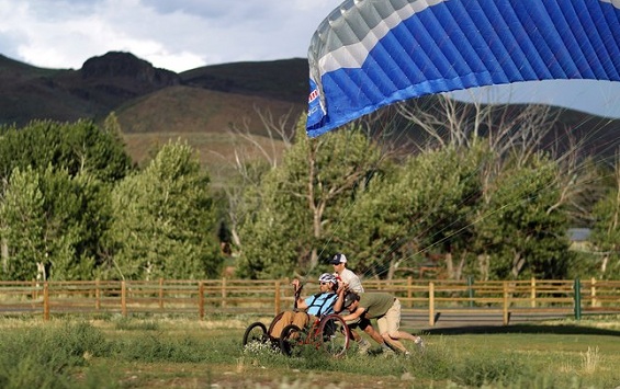 Anthony Radetic, um ex-piloto que fraturou a coluna quando sua moto foi atingida por um carro, praticou parapente com a ajuda de um instrutor - Foto: NYT