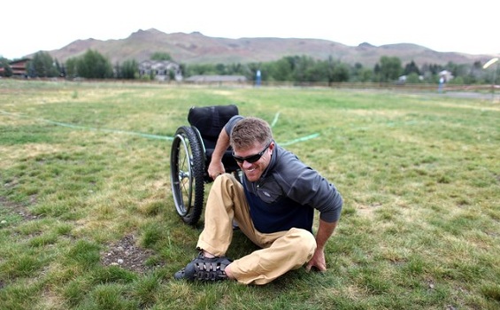 Darol Kubacz é um dos veteranos que participa do treinamento. Ele sofreu um acidente de moto que o deixou paraplégico - Foto: NYT
