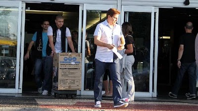 Ator Edson Celulari saindo do shopping na Barra da Tijuca, RJ.