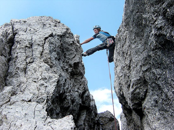 Andy Holzer durante uma de suas escaladas