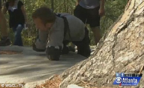 Kyle Maynard, treinando sua escalada em Stone Mountain, na Geórgia. Ele está se preparando para ser o primeiro amputado de todos os membros  a escalar o Monte Kilimanjaro.