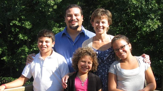 Ted Harada, que se submeteu ao tratamento com células-tronco,  e sua família.