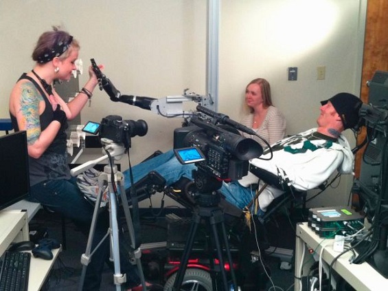 Tim Hemmes moveu a mão do robô para a sua namorada Katie Schaffer em uma sessão de testes da Universidade de Pittsburgh