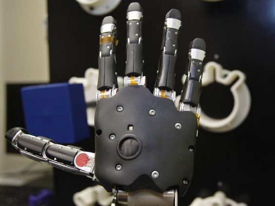 Tetraplégico comanda braço robótico com chip no cérebro