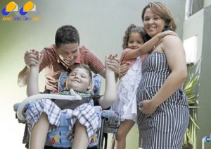 Família feliz. Rodrigo Diniz e Gabriela, grávida de quatro meses, com os filhos Pedro Arthur e Júlia