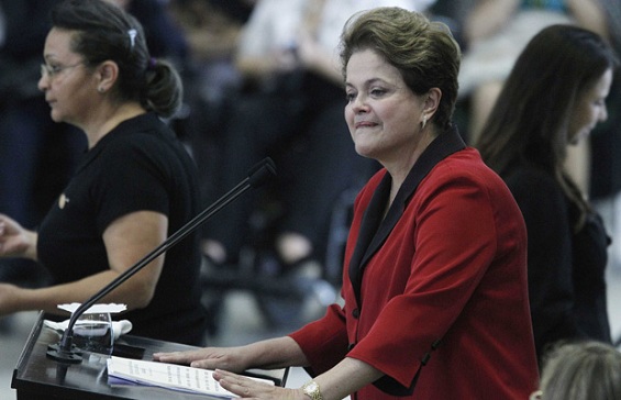 A presidente Dilma discursa durante cerimônia de lançamento do plano Viver sem Limites