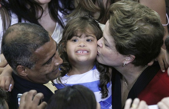 Dilma beija a filha do deputado Romário (à esq.) em cerimônia no Planalto