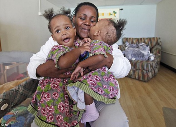  Família feliz: Lisandra e as meninas estão ansiosas para retornar a República Dominicana para ver o pai que é um trabalhador da construção civil.