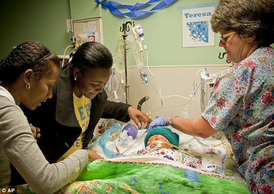 Resultado imediato: Theresa, deitada na cama se recuperando e sua mãe sorrindo ao lado dela.