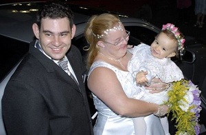 Maria Gabriela Andrade Demate (síndrome de Down), o esposo Fábio Marchete de Moraes (deficiência intelectual) e a filha Valentina