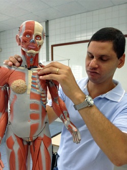 Enquanto os outros alunos diferenciavam as cores no laboratório de anatomia, Edson usava as mãos para conhecer os detalhes do corpo human