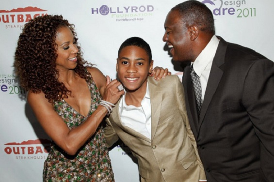 Atriz Holly Robinson Peete, o filho Rodney James e o marido Rodney Peete.