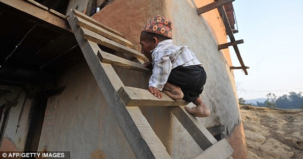 Lar doce lar: Chandra  tem que subir uma escada para chegar em sua casa na aldeia Reemkholi 