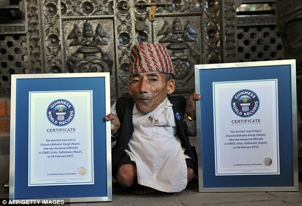  Chandra, um nepalês de 72 anos, posa com seus certificados após ser declarado menor homem do mundo pelo livro Guiness.  Chandra, um nepalês de 72 anos, posa com seus certificados após ser declarado menor homem do mundo pelo livro Guiness. 
