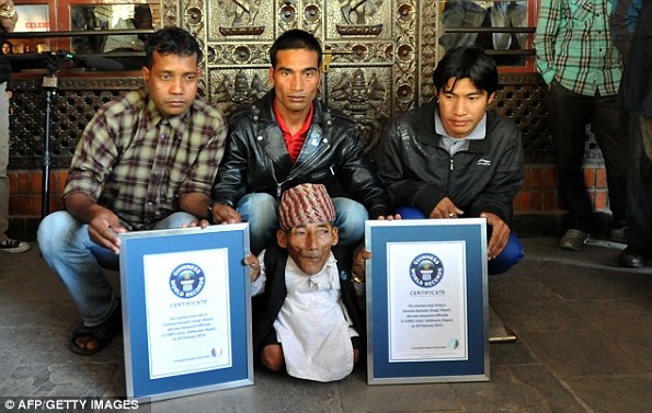 Chandra  orgulhosamente posa  com seus certificados ao lado dos membros de sua família.