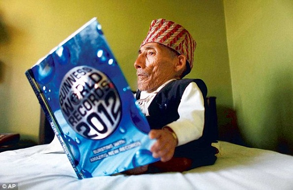 O livro é maior do que eu! Chandra Nepal Bahadur Dangi, 72, lê o livro Guinness World Records 2012 após oficialmente tornar-se menor homem do mundo.