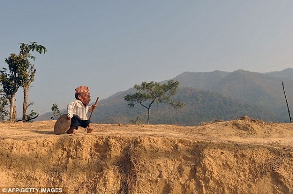Chandra Bahadur Dangi, quebrou o recorde de menor homem do mundo , vai para um passeio perto de sua casa numa  aldeia ao sudoeste de Katmandu.