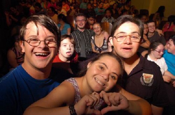 Elenco e familiares assistindo a exibição do filme