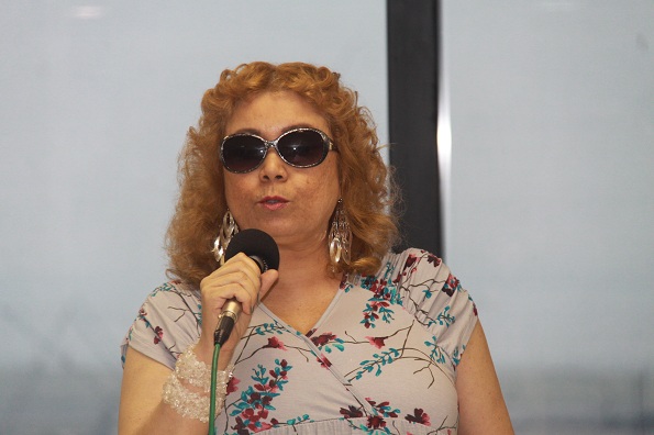 Deborah discursando num evento sobre Educação Inclusiva, coordenado por ela na OAB/RJ.