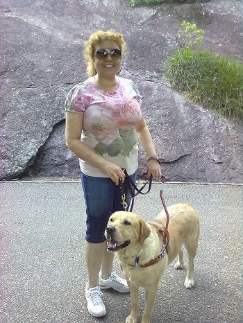 Deborah e seu cão-guia Jimmy num passeio ecológico.