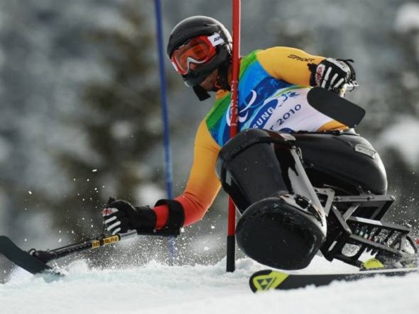 Josh Dueck perdeu movimentos após acidente esquiando, em 2004